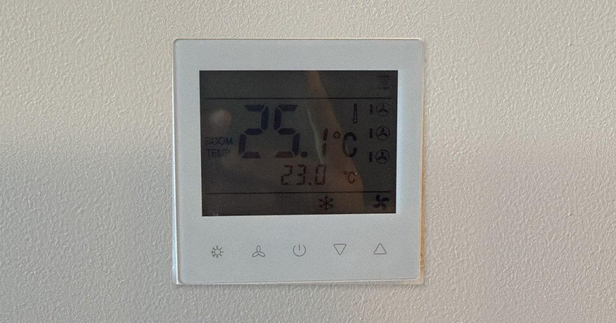 Termostato inteligente instalado en un Airbnb en Punta Cana